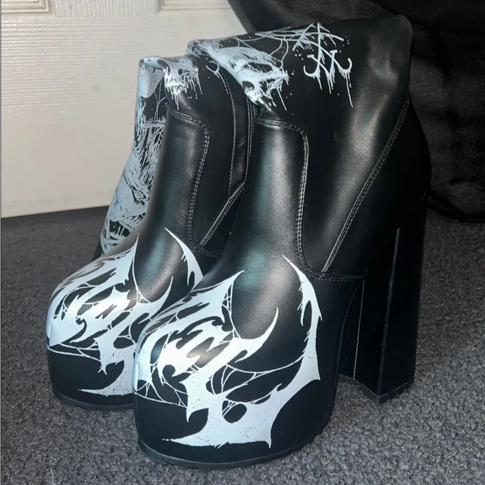 Widow Boots